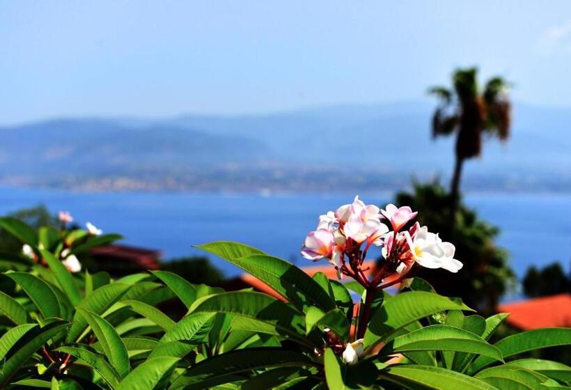 جناح جونيور مطلّ علي البحر, Villa Scilla E Cariddi