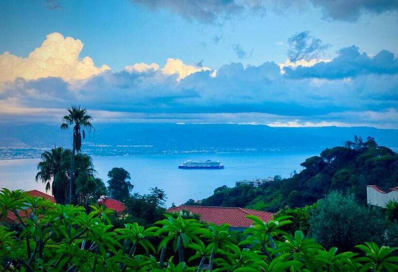 جناح جونيور مطلّ علي البحر, Villa Scilla E Cariddi