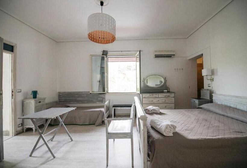 جناح جونيور, Villa Scilla E Cariddi