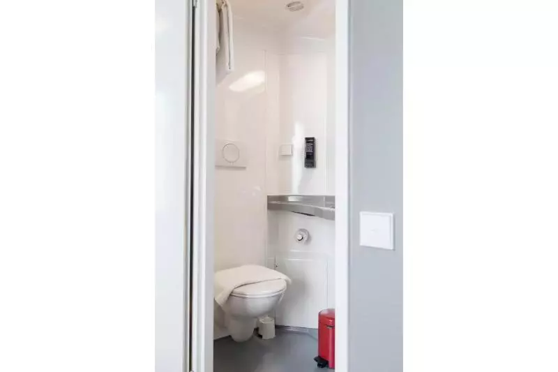 اتاق لوکس با تخت بزرگ, Generator Hamburg