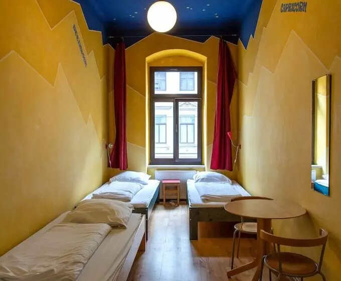 اتاق استاندارد سه تخته با سرویس بهداشتی مشترک, Hostel Mondpalast