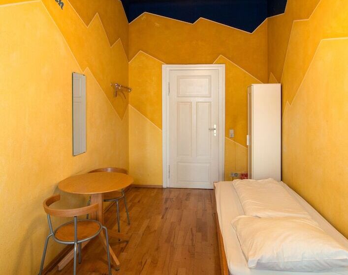 스탠다드 트리픔 룸 공동욕실, Hostel Mondpalast