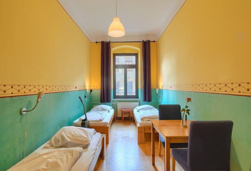 스탠다드 트리픔 룸 공동욕실, Hostel Mondpalast