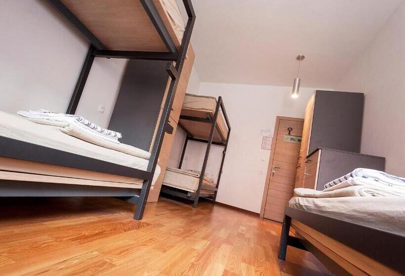 تختخواب در اتاق مشترک, Hostel Situla