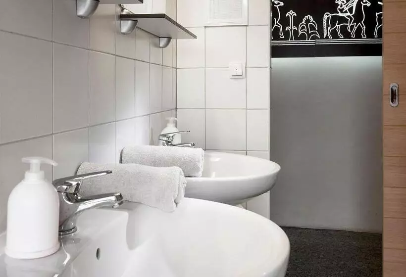 اتاق استاندارد با سرویس بهداشتی مشترک, Hostel Situla