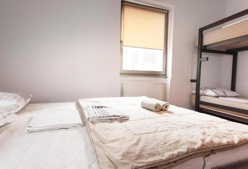 اتاق استاندارد با سرویس بهداشتی مشترک, Hostel Situla