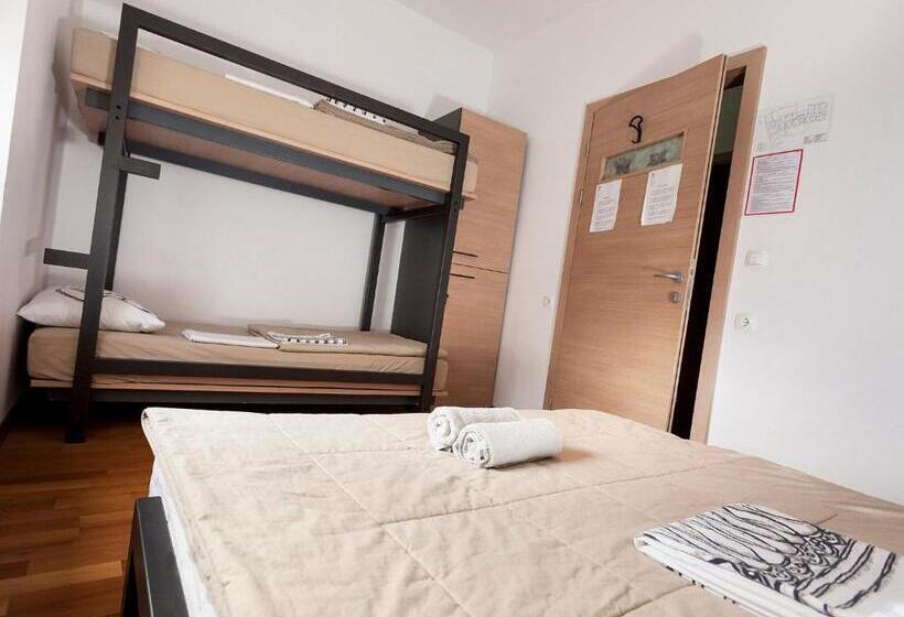 اتاق استاندارد با سرویس بهداشتی مشترک, Hostel Situla