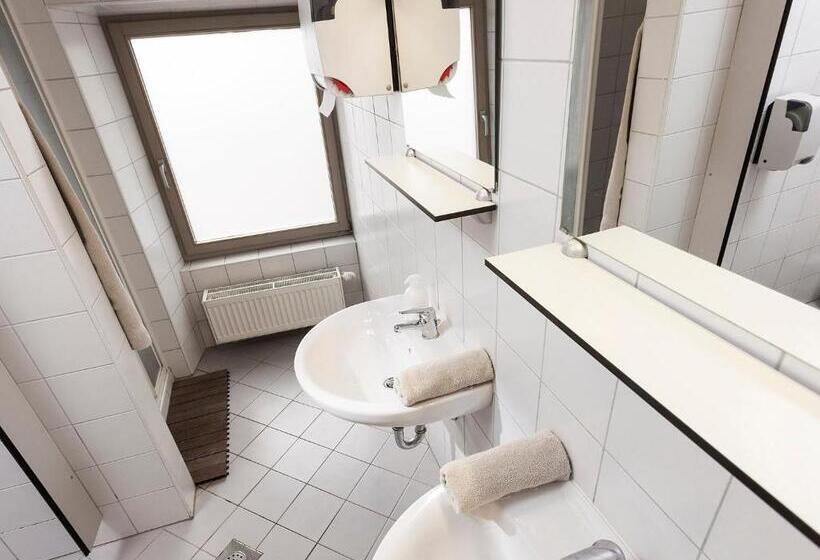 اتاق استاندارد سه تخته با سرویس بهداشتی مشترک, Hostel Situla