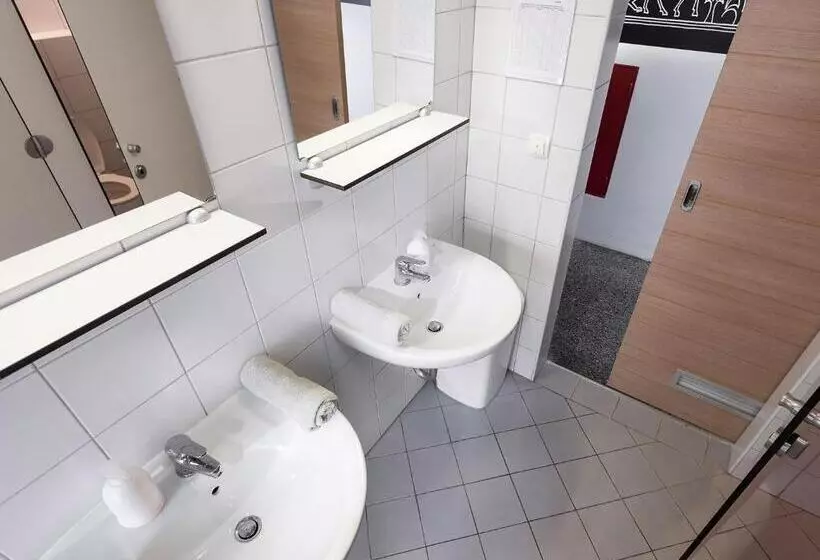 اتاق استاندارد سه تخته با سرویس بهداشتی مشترک, Hostel Situla