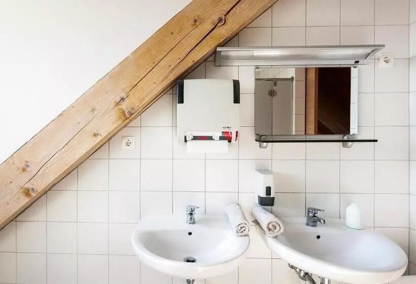 اتاق استاندارد چهارنفره با سرویس بهداشتی مشترک, Hostel Situla