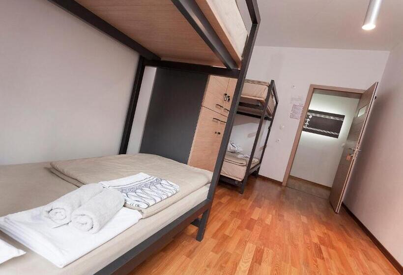 标准四人间共用浴室, Hostel Situla