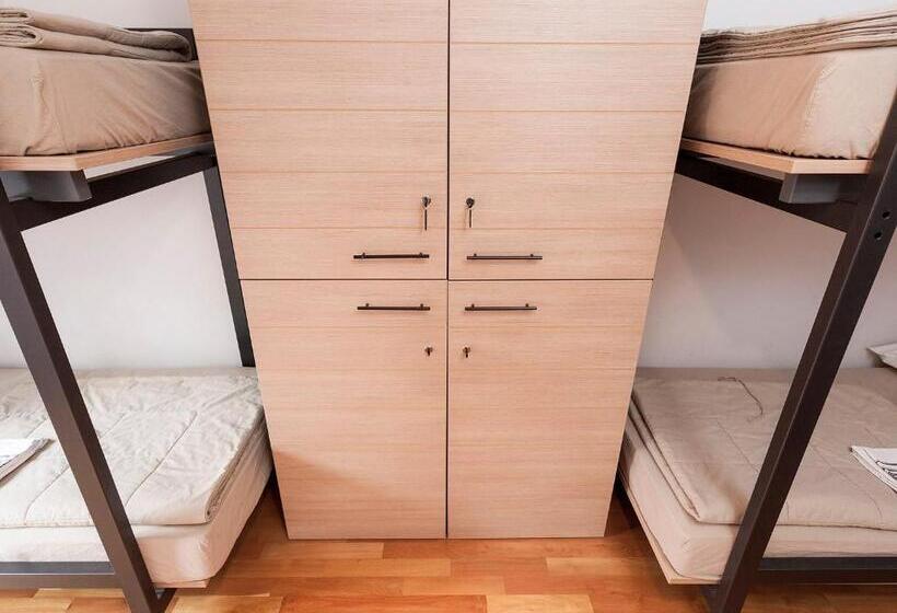 اتاق استاندارد چهارنفره با سرویس بهداشتی مشترک, Hostel Situla