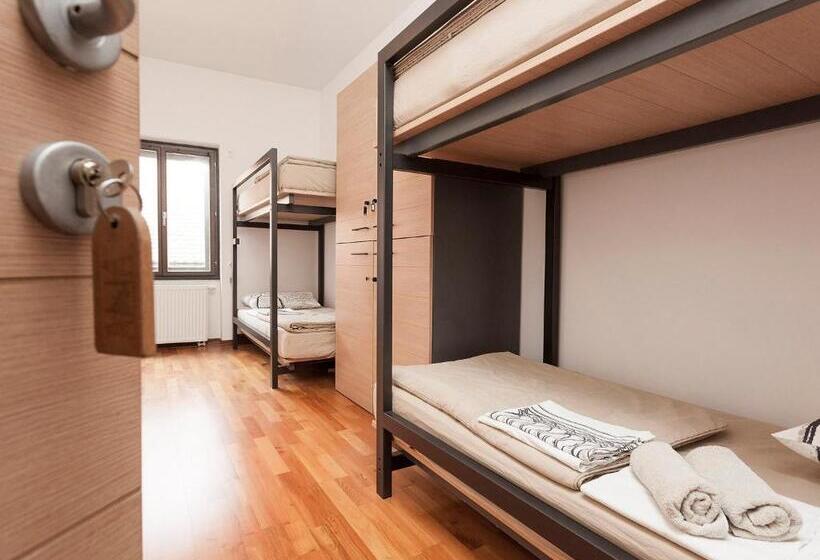 اتاق استاندارد چهارنفره با سرویس بهداشتی مشترک, Hostel Situla