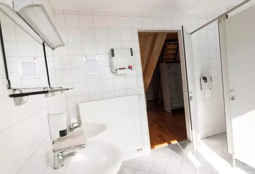 اتاق استاندارد چهارنفره با سرویس بهداشتی مشترک, Hostel Situla