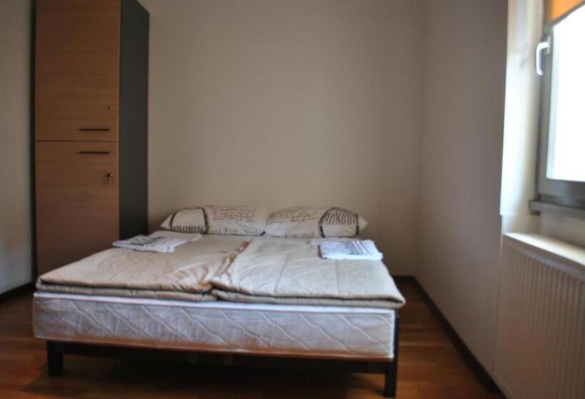 اتاق استاندارد با سرویس بهداشتی مشترک, Hostel Situla