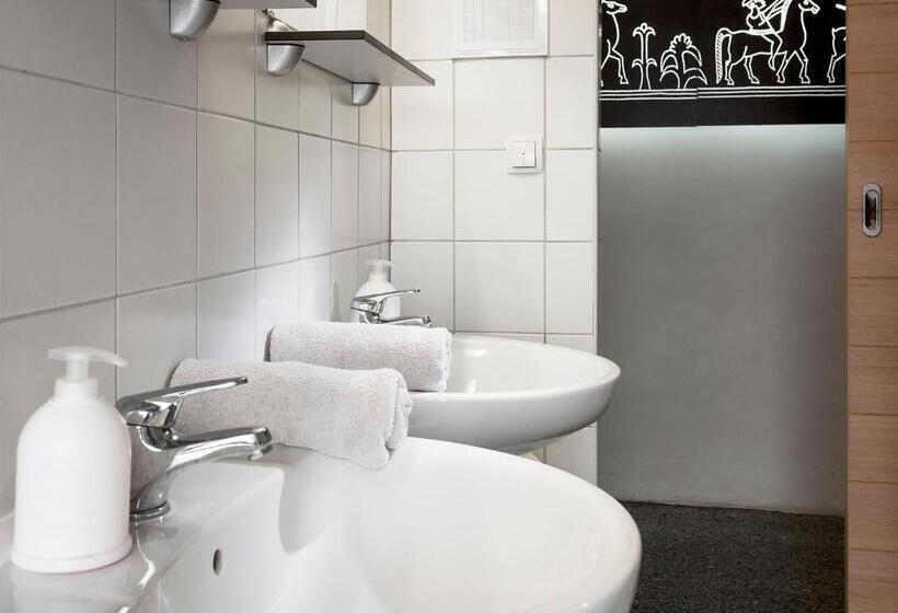 اتاق استاندارد چهارنفره با سرویس بهداشتی مشترک, Hostel Situla