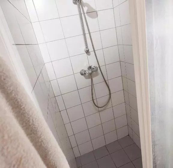 اتاق استاندارد چهارنفره با سرویس بهداشتی مشترک, Hostel Situla