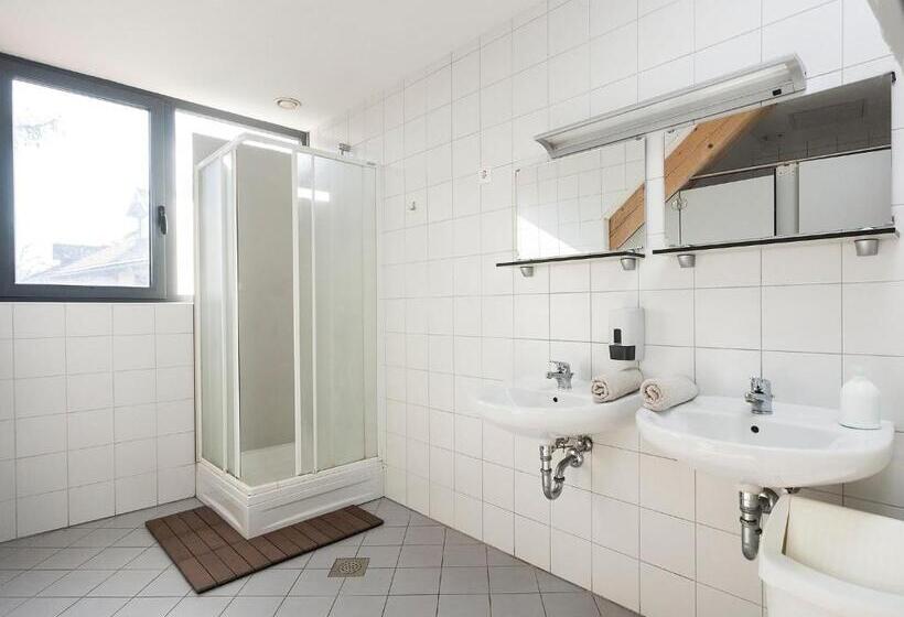 اتاق استاندارد چهارنفره با سرویس بهداشتی مشترک, Hostel Situla