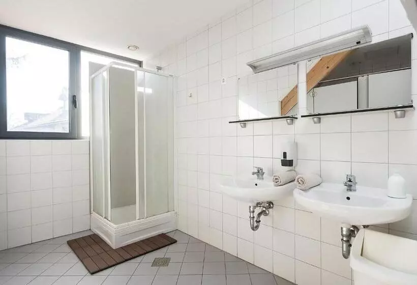 اتاق استاندارد چهارنفره با سرویس بهداشتی مشترک, Hostel Situla