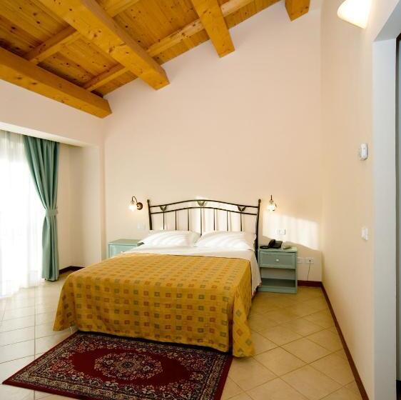 带花园景观的标准三人间, Agriturismo Biologico Corte Aragonese