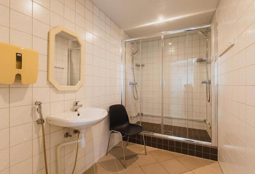 اتاق استاندارد سه تخته با سرویس بهداشتی مشترک, Kuressaare Central Hostel