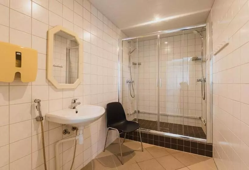اتاق استاندارد چهارنفره با سرویس بهداشتی مشترک, Kuressaare Central Hostel