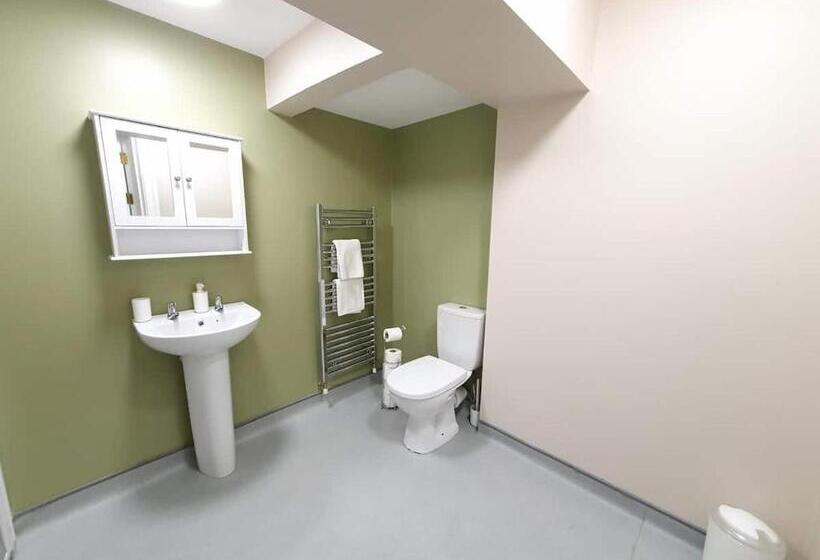 חדר משפחתי, Quay 8