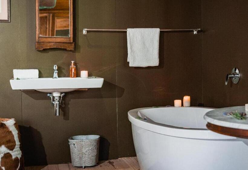 スタンダードルーム, De Cango Farm