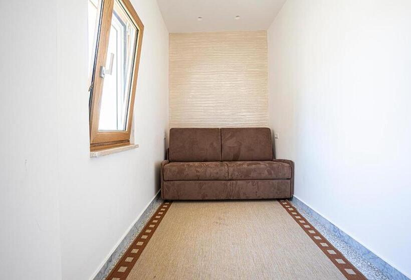 Семейный Номер, Mola’s Square House