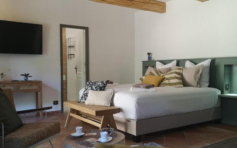 キングサイズベッドのスタンダードルーム, Domaine Des Chênes De La Galline