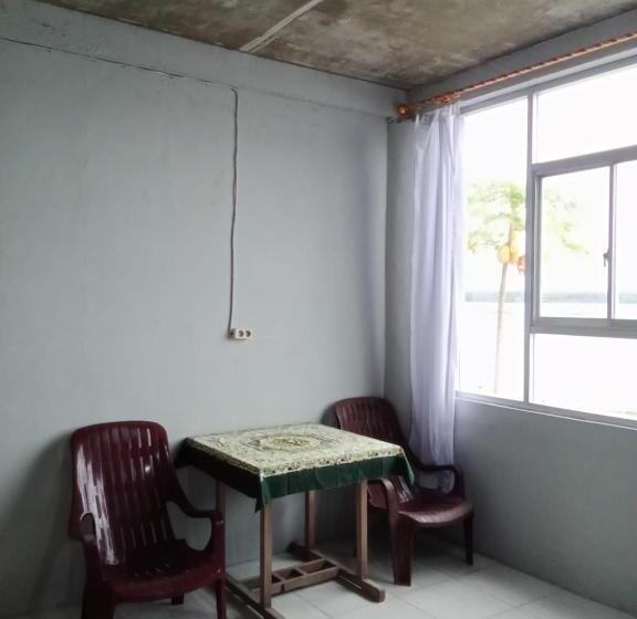 غرفة ديلوكس مطلّة علي البحر, Yohanes Guest House Sorake Surf Nias