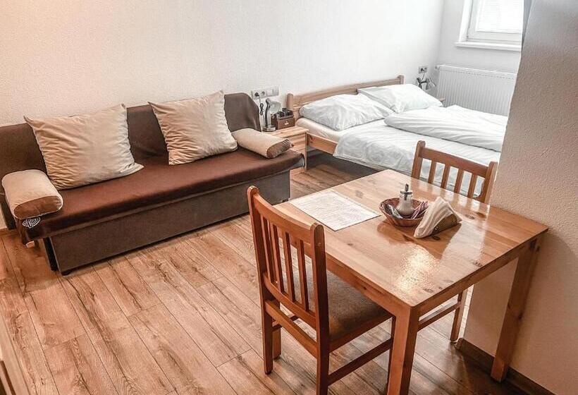 Семейный Номер, Rezidencia Podhájska