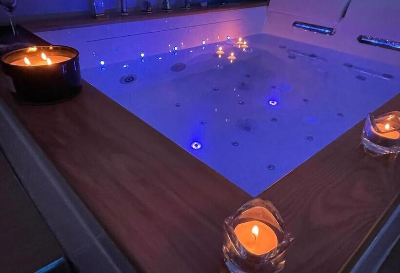 带按摩浴盆的套房, Suite Ciclopi Acitrezza