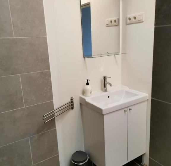 带1个卧室的带阳台的公寓, Surrender Three Bedrooms