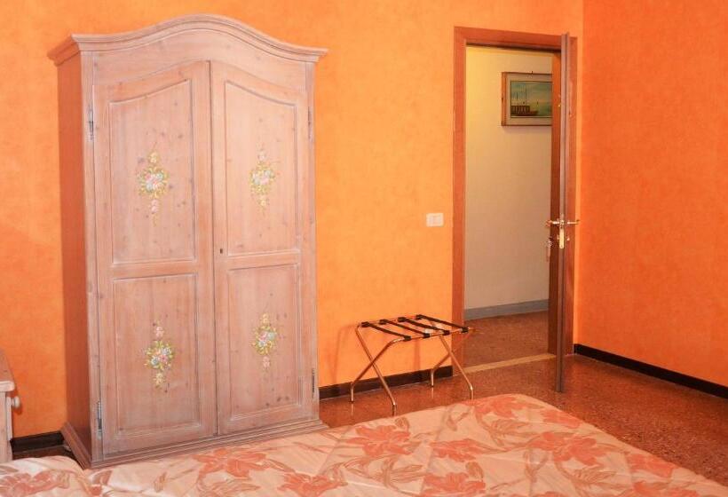 Standard Room Shared Bathroom, Best Holidays Venice