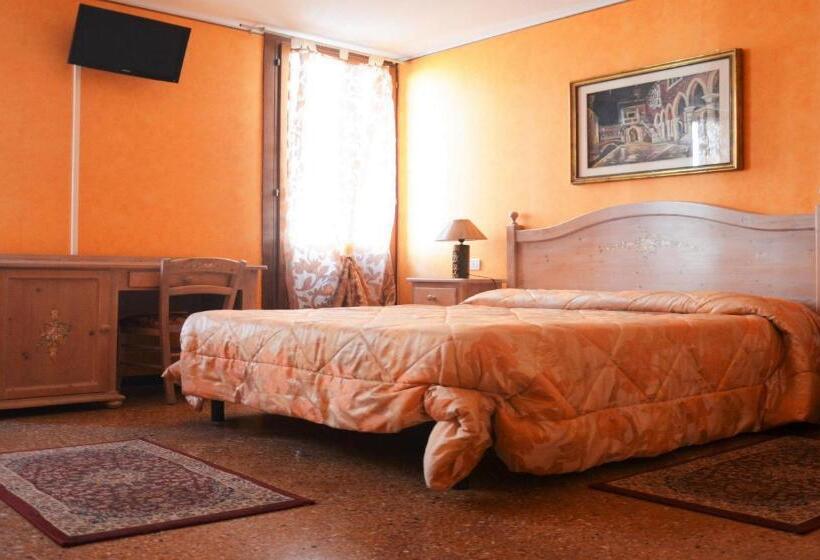 Standard Room Shared Bathroom, Best Holidays Venice