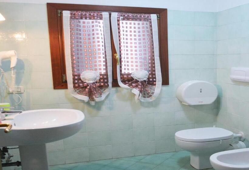 Standard Triple Room Shared Bathroom, Best Holidays Venice