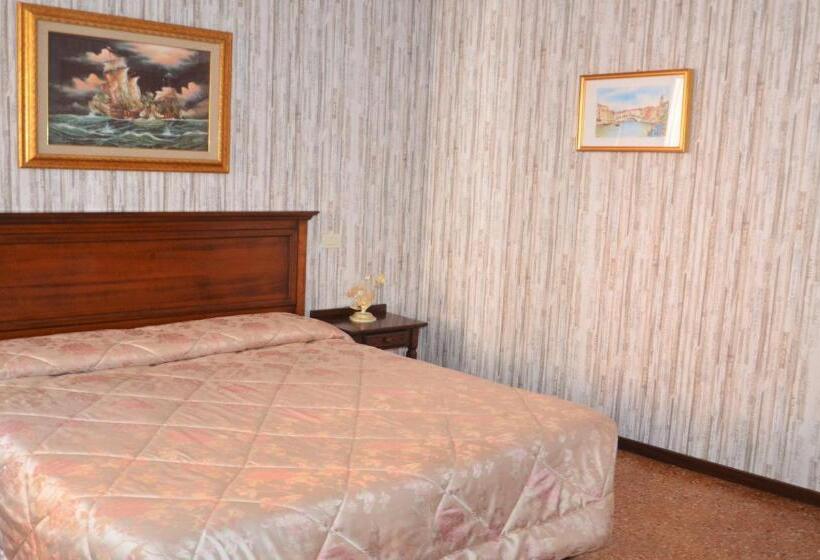 Standard Triple Room Shared Bathroom, Best Holidays Venice