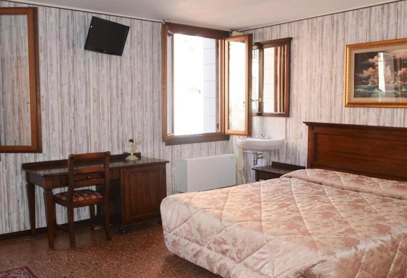 Standard Triple Room Shared Bathroom, Best Holidays Venice