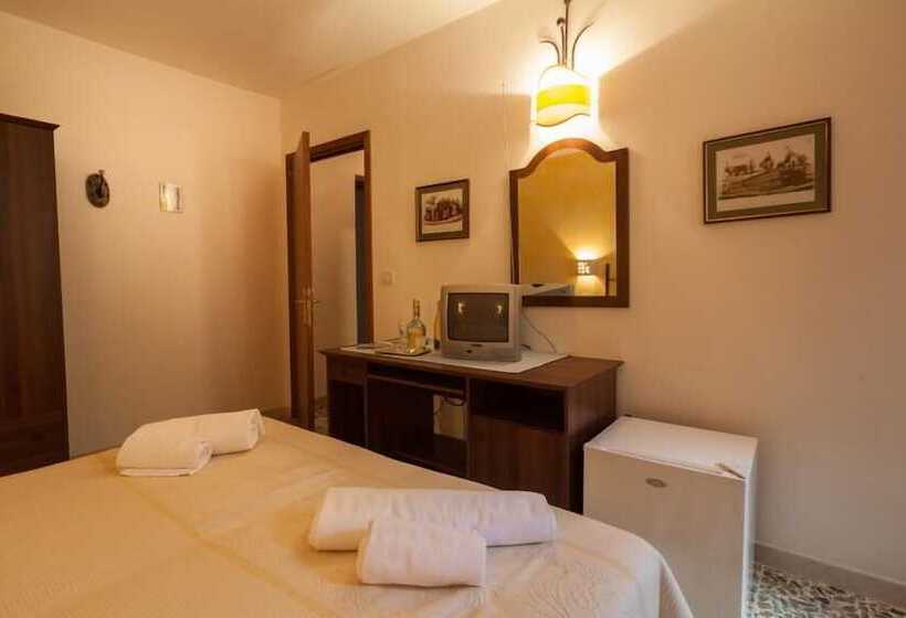 חדר סטנדרט לשלושה, Su Ghindalu Guesthouse