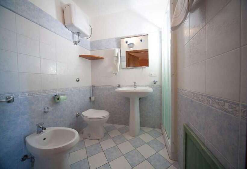 חדר סטנדרט לארבעה, Su Ghindalu Guesthouse