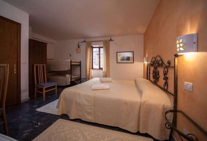 חדר סטנדרט לארבעה, Su Ghindalu Guesthouse