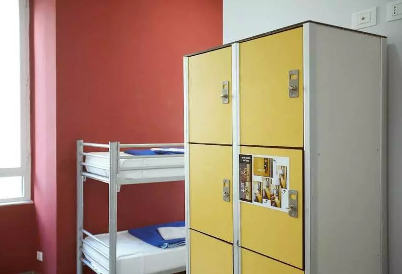 تختخواب در اتاق مشترک, Alessandro Palace & Bar