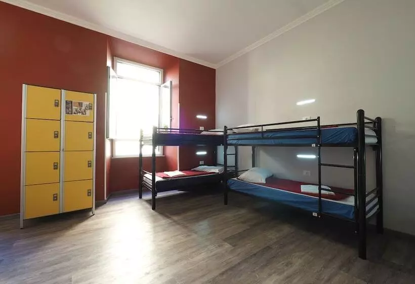 تختخواب در اتاق مشترک, Alessandro Palace & Bar