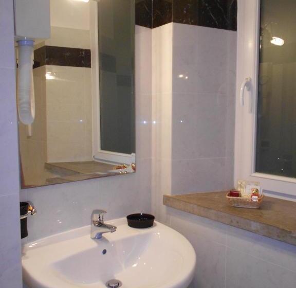 اتاق استاندارد سه نفره, Al Teatro