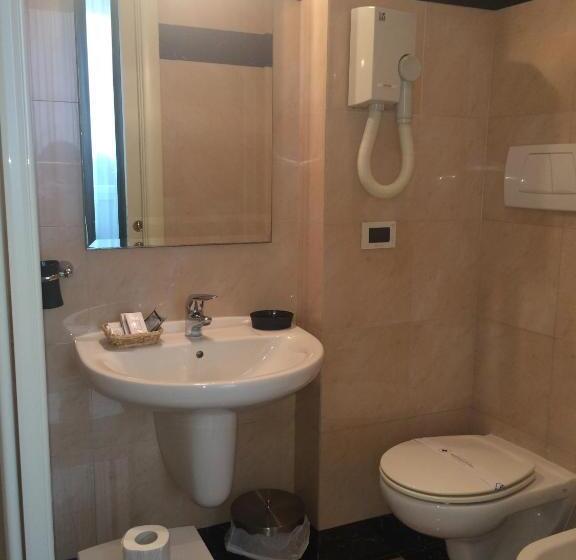 اتاق استاندارد سه نفره, Al Teatro