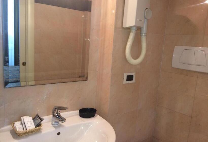 اتاق استاندارد سه نفره, Al Teatro