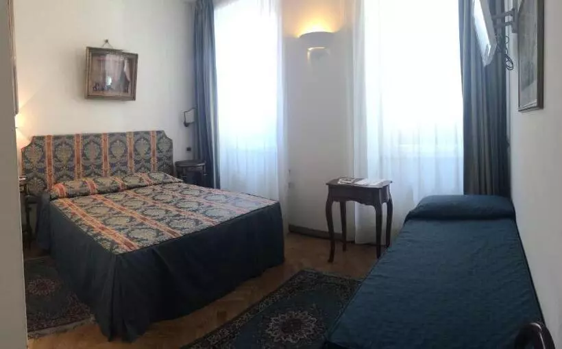 اتاق استاندارد سه نفره, Al Teatro