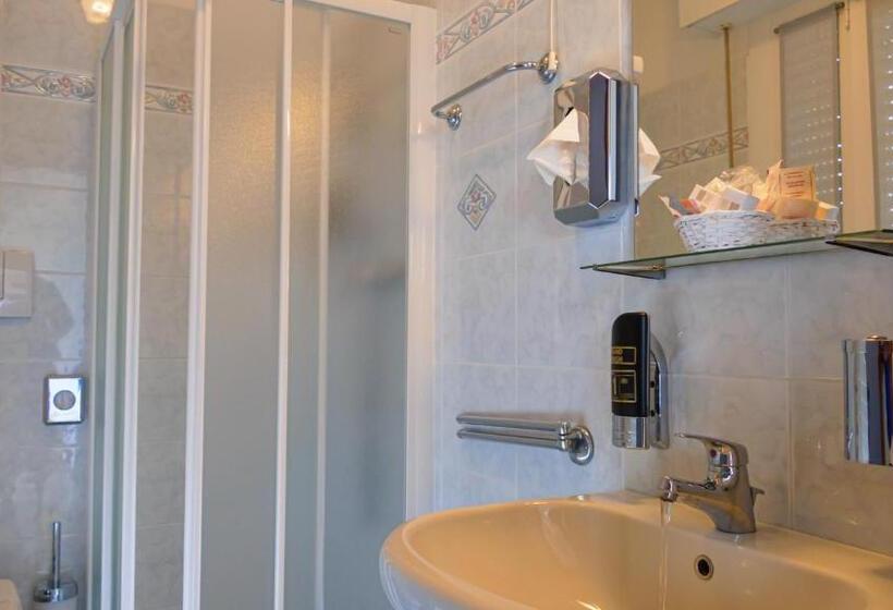 Номер Стандарт Вид на Озеро, Casa Marinella