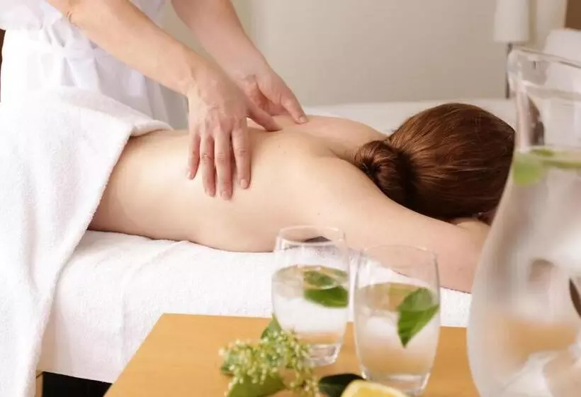 اتاق خانوادگی, Chloe Luxury